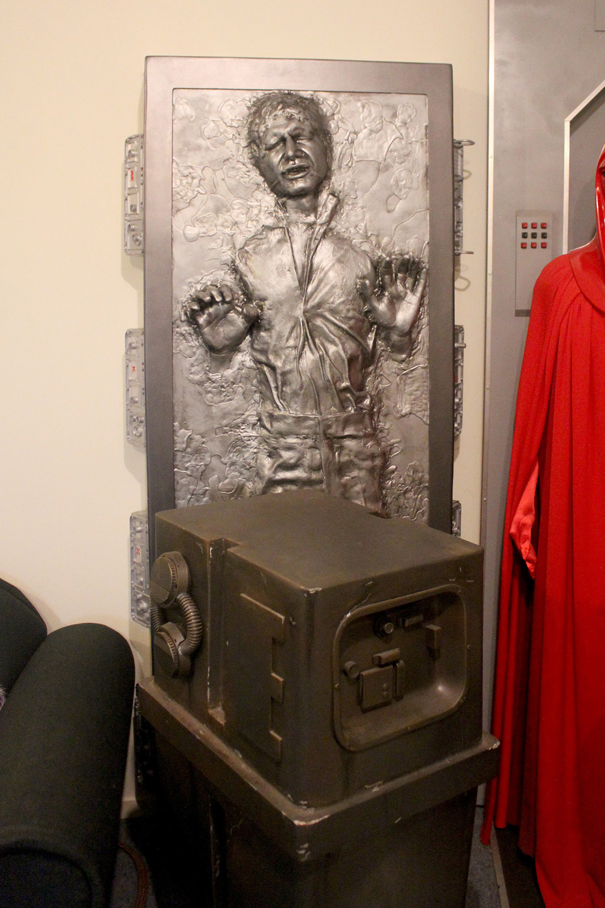 Life-size statue display - Han-in-carbonite, gonk droid